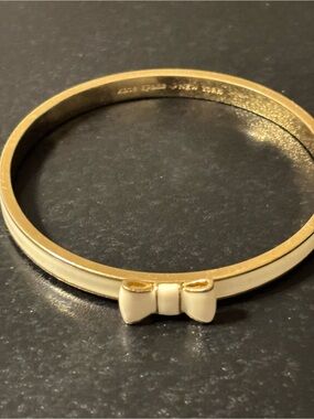 Kendra Scott Take a Bow Gold and Cream Enamel Bow Bangle Bracelet